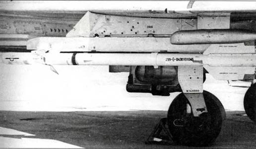 Общий вид держателя БДЗ-60-21 на самолете МиГ-21Ф-13 с подвеской ракеты К-13