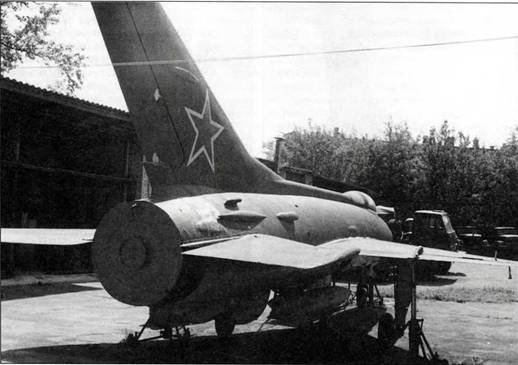 МиГ-21Ф-13 на стоянке военной кафедры Московского лесотехнического института