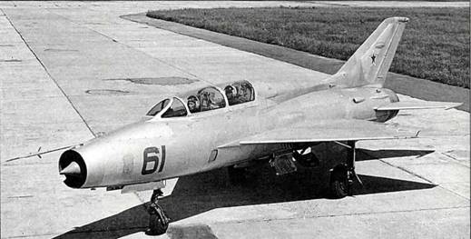 Первый прототип учебно-тренировочного истребителя МиГ-21 У