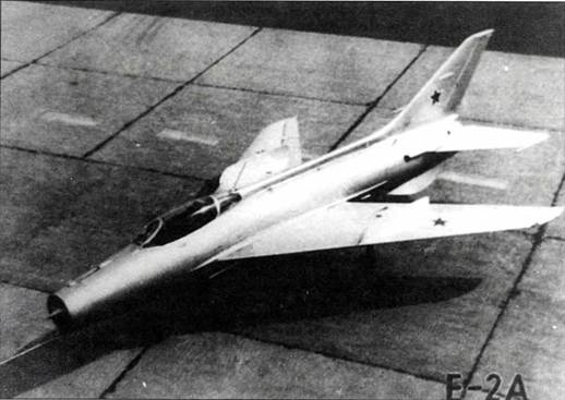 Главным внешним отличием Е-2А от предшественника стали аэродинамические перегородки на крыле