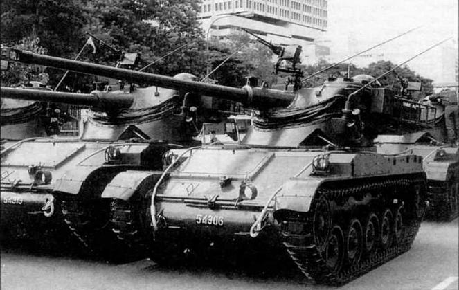 Легкие танки AMX-13SM1 на параде в Сингапуре