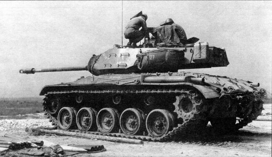 Легкий танк М41 армии США во время боевых стрельб на одном из полигонов в Западной Германии. 1955 год