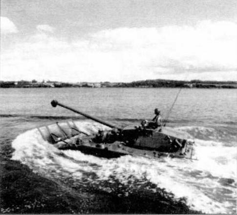 Легкий танк АМХ-10 РАС 90 на плаву