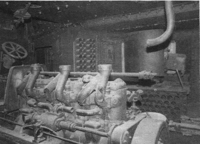 Интерьер тапка Mk I. В центре — двигатель (выхлопные трубы не сохранились), слева от него — штурвал. За двигателем видны цилиндрический щит и казенная часть пушки. Почти все свободные места заняты стеллажами для снарядов.