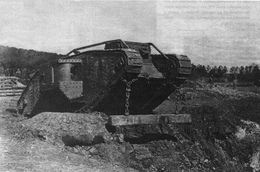 Тяжелый танк Mk IV "самец" во время учебных занятий. Хорошо видна балка самовытискивания, установленная в рабочее положение, то есть закрепленная цепями за гусеницы.