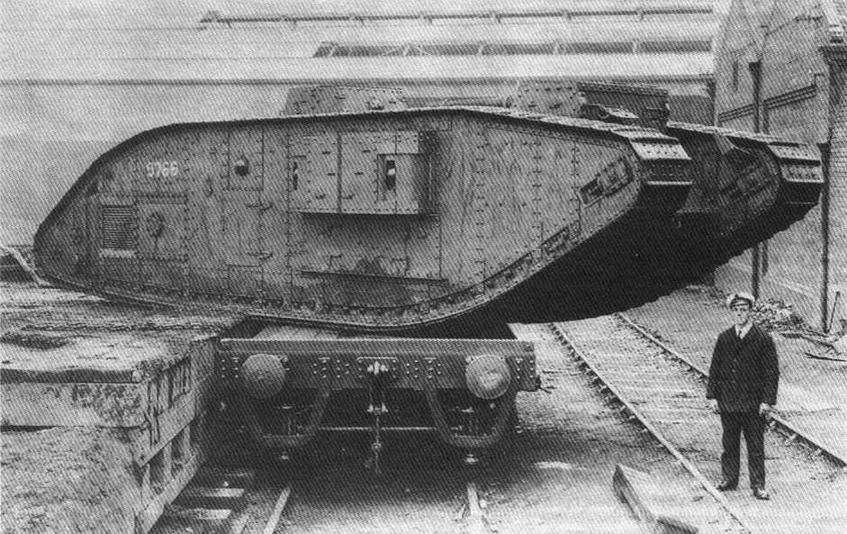 Тяжелый танк Mk V* "самка" въезжает на железнодорожную платформу с погрузочной эстакады завода фирмы "Метрополитэн Кэриэдж, Вэгон энд Файненс Компани Лимитэд".