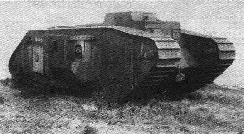 Характерной особенностью тяжелого танка Mk V** была смещенная вперед боевая рубка большого размера, возвышавшаяся за рубкой управления.