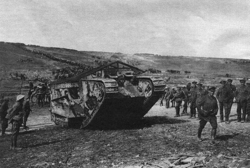 Тяжелый танк Mk 1 "самец" CJ 9 Clan Leslie. Обращает на себя внимание двухскатная деревянная рама с проволочной сеткой на крыше машины, теоретически предназначавшаяся для защиты от ручных гранат. Снимок сделан в "Долине шимпанзе" на Сомме накануне исторической атаки 15 сентября 1916 года.