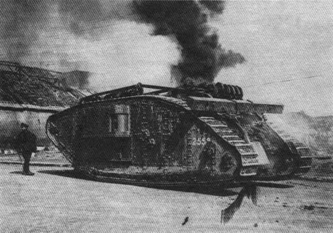 Танк Mk IV "самка" на улице французской деревни. На корме закреплен брус для самовытаскивания; над ним уложены уширители траков гусениц (обычно устанавливались на каждый пятый трак).