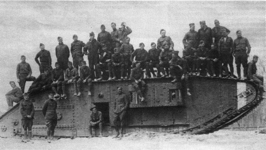 Американские танкисты "осваивают" английский тяжелый танк Mk V* Бовингтон, весна 1918 года.