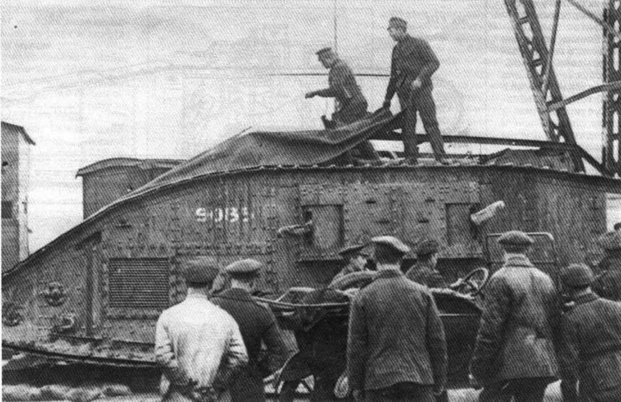 Выгрузка танков Mk V в Архангельском порту, 1919 год.