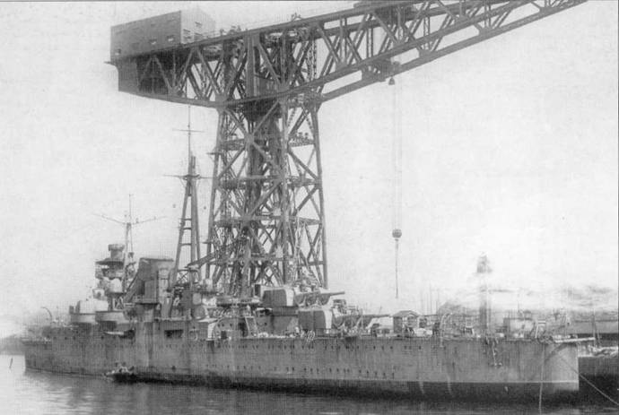 Крейсер «Сузуя» у стенки военно-морской верфи в Йокосуке, 20 января 1936 г. Крейсеру предстоит ремонт после полученных во время тайфуна повреждений.