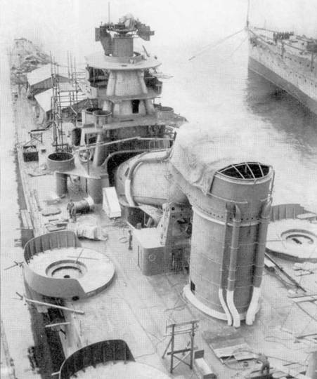 Крейсер «Сузуя» в достройке на военно-морской верфи в Йокосуке, 20 июня 1936 г. Хорошо видны дымоходы носовой дымовой трубы и пустые монтажные площадки башен артиллерии среднего калибра.