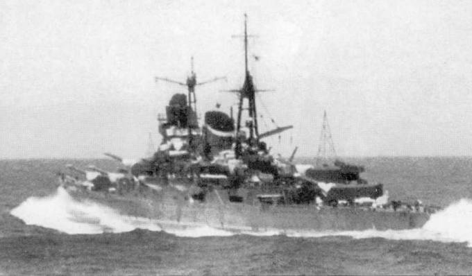 «Кумино» в открытом море, 3 мая 1939 г. Крейсер идет со скоростью не менее 30 узлв, если судить по бурунам.