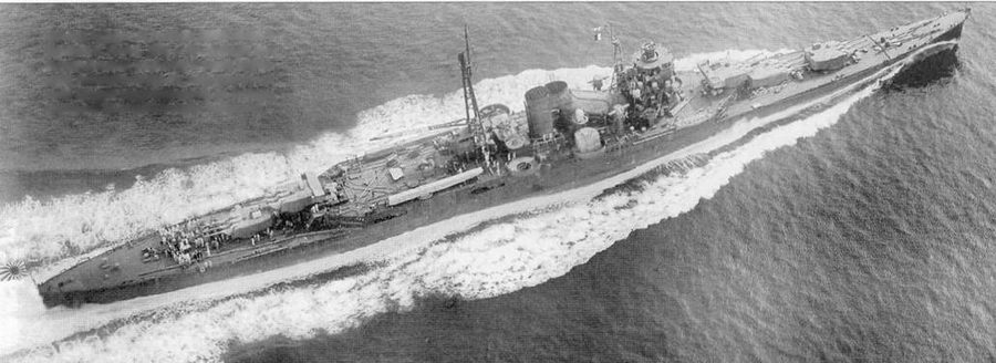 Крейсер «Сузуя» на ходовых испытаниях в Токийском заливе, 1935 г. На крейсере еще не установлены дальномер и часть артиллерии среднего калибра. За счет удачных обводов корпуса волнообразование на больших скоростях было сравнительно несильным.