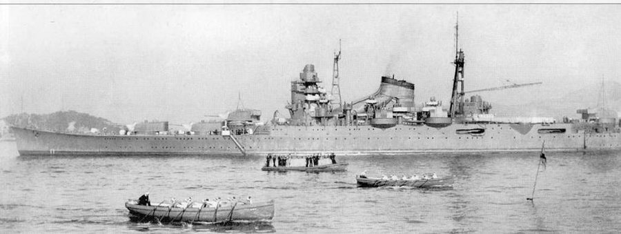 Крейсер «Сузуя» на якоре в гавани военно-морской базы Куре, 15 января 1939 г. Торпедные аппараты размещены непосредственно под авиационной палубой, в то время как на крейсерах типа «Такао» они стояли в районе дымовых труб.