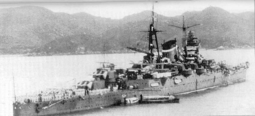 Снимок крейсера «Кумано» с кормового ракурса сделан 3 мая 1939 г. Хорошо видны места установки торпедных аппаратов и авиационные катапульты с гидросамолетами на них. Надстройки крейсеров типа «Могами» по своим размерам были много меньше, чем надстройки тяжелых крейсеров типа «Миоко» и «Такао».