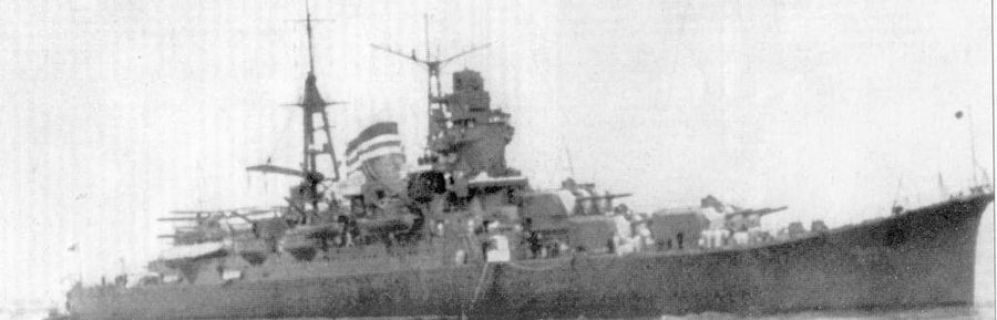 Большой легкий крейсер «Микума», снимок сделан 28 марта 1939 г. накануне перестройки легкого крейсера в тяжелый. В районе ватерлинии просматривается буль.