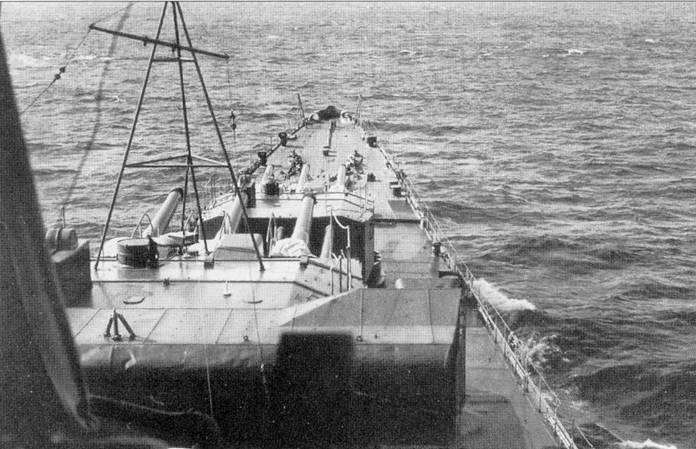 «Микума», снимок 3 мая 1939 г. Главный калибр крейсера на тот день — 155-мм пушки в трех трехорудийных башнях. Накануне Второй мировой войны взамен трехорудийных башен со 155-мм пушками на крейсере установили двухорудийные башни с 203-мм артиллерией. Таким образом крейсер типа «Могами» превратился из легкого в тяжелый. Две из трех 155-мм башен крейсера «Микума» были установлены на легком крейсере «Оёда». Американцы впервые узнали о замене артиллерии главного калибра на легких крейсерах типа «Могами» только по фотографии поврежденного крейсера «Микума», сделанной во время сражения за атолл Мидуэй.