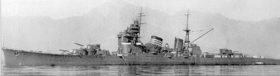 Крейсер «Ашигара» на якорной стоянке, вскоре ни крейсере смонтируют були, поворотные торпедные аппараты и устройство размагничивания.