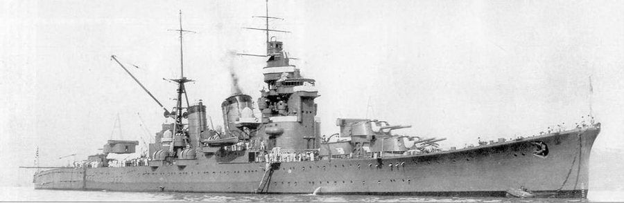 Крейсер «Начи» ни якорной стоянке, снимок сделан примерно в июне 1929 г. вскоре после вступления крейсера в строй Императорского японского флота. Башни главного калибра типа «С» были более закругленными по сравнению с аналогичными башнями типа «Е», установленные перед войной на крейсерах тина «Такао».