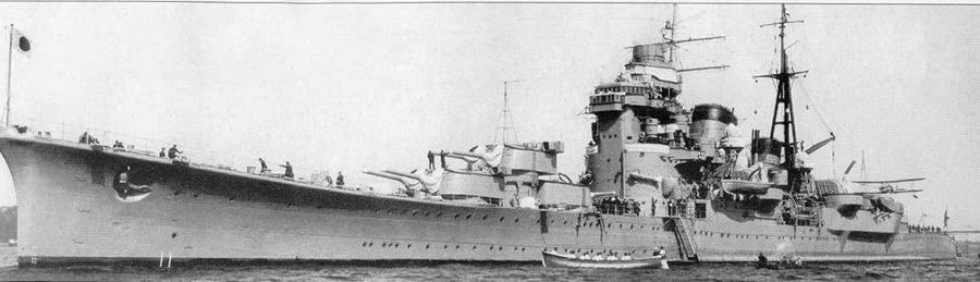 «Ашигари» на якоре в Кильском канале, Германия, 1937 г. В том году крейсер посетил Рейх с миссией доброй воли. В задней части корпуса под бронированными конструкциями установлены поворотные торпедные аппараты.