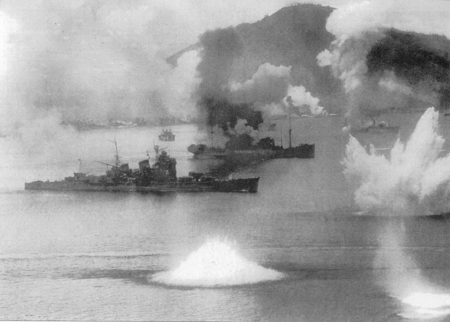 Драматический снимок, сделанный 2 ноября 1943 г. с низколетящего американского бомбардировщика В-25 над Симпсон-Харбором Рабаула, о. Новая Британия. На переднем плане — крейсер «Хагуро» в окружении столбов воды от взорвавшихся авиабомб. В том налете крейсер повреждений не получал, хотя бомбы рвались совсем рядом с ним. Рабаул не долго оставался главной оперативной базой японского флота.