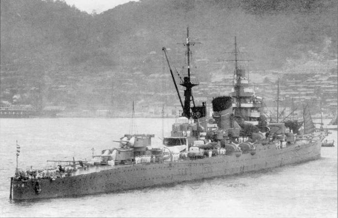 Крейсер «Ашигара», 1 июня 1934 г. На задней дымовой труде установлены часовые циферблаты. Передняя дымовая труда удлинена. Труды всех крейсеров типа «Миоко» были перестроены в 1930 г. с целью исключения попадания дыма на мостик.