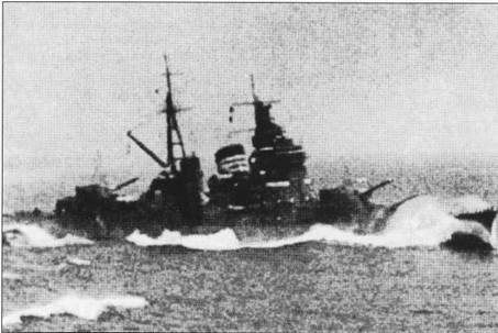 «Хагуро» на учениях, апрель 1936 г. Крейсер в бурном море — редчайший снимок сделан фотолюбителем из команды крейсера «Начи». Японские крейсера имели большее водоизмещение, были длиннее и сидели в поде ниже, чем их американские или британские «одноклассники». Бесподобные боевые машины, крейсера, комфортом для команды, мягко говоря, не отличались.