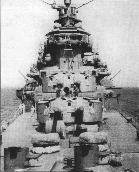 Крейсер «Хагуро», снимок сделан в марте 1941 г. На корабле установлена новая грот-мачта, перестроен мостик, а на крыше башни главного калибра № 2 смонтирована небольшая треногая мачта. По бортам стоят башни модель В2 с пушками среднего калибра.