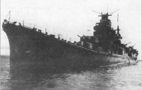 Крейсер «Начи» на икорной стоянке в Макасарском заливе, Индонезия, 6 марта 1942 г. Снимок отлично передает характерную форму среза корпуса.