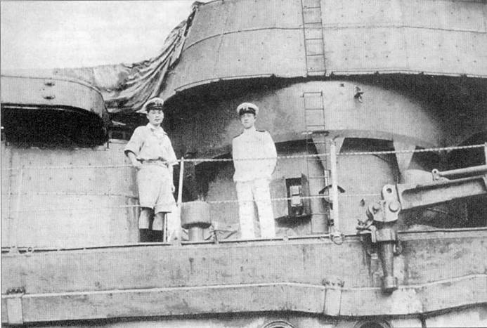 Крупный план башни главного калибра крейсера «Начи», снимок 1942 г. Башни типа «Р» были более скругленными по сравнению с башнями типа «Е», установленными на крейсерах типа «Такао». На переднем плане — кожух системы размагничивания, уложенной вдоль бортов корпуса по всему периметру корабля.