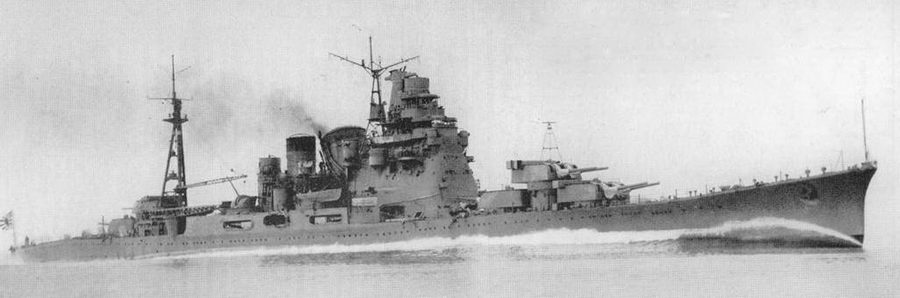 Крейсер «Такао» на ходовых испытаниях в Токийском заливе, 14 июля 1939 г. <a href='https://arsenal-info.ru/b/book/2414474991/4' target='_self'>тяжелый крейсер</a> тогда развил скорость полного хода в 34,25 узлов при водоизмещении 14 894 т. Размеры надстройки корабля были уменьшены в ходе модернизации, грот-мачта несколько смещена в корму, установлена новая фок-мачта, на корпусе смонтированы Пули. Аналогичным образом был перестроен крейсер «Атаго».