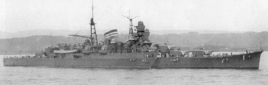 Крейсер «Микума», 12 апреля 1939 г. Снимок отлично передает изящный облик истинно японской красоты, Из воды немного выступает бортовой буль. Моряки шкрябают борт корабля перед покраской.