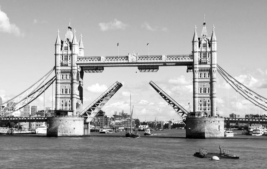 Тауэрский мост — разводной мост в центре Лондона над рекой Темзой, является одним из символов Лондона и Британии.