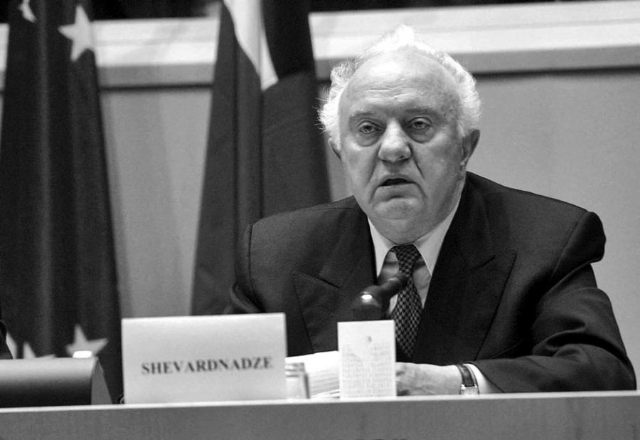 Эдуард Амвросиевич Шеварднадзе — советский и грузинский политический и государственный деятель.