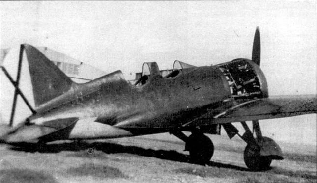 Всего несколько учетно-тренировочных самолетов УТИ-4 было захвачено националистами, одну или две трофейных .машины испанцы передали немцам.