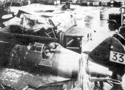 Один из первых захваченных франкистами истребителей И-16 тип 6. Снимок сделан на авиабазе Лланис, где самолет изучали немецкие офицеры из легиона «Кондор». Затем самолет доставили сначала в порт Виго, затем – морем в Германию.
