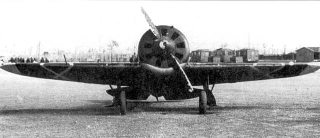 Вид спереди на истребитель И-16 с бортовым кодом «СИ-249», снимок сделан вскоре после захвата самолета франкистами.