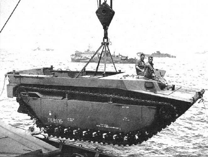 Погрузка плавающей гусеничной машины-амфибии LVT-4 на судно