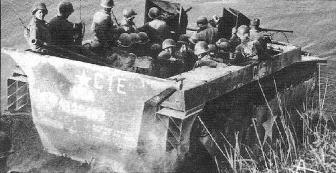 Солдаты 3-го батальона 88-й <a href='https://arsenal-info.ru/b/book/3718672302/52' target='_self'>пехотной дивизии</a> армии США на LVT-4 переправляются через реку По в Италии. 24 апреля 1945 г.