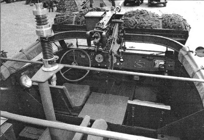 Кабина M3А1. Впереди на рельсе корпуса установлен пулемёт Browning, за сиденьями — стойка радиоантенны