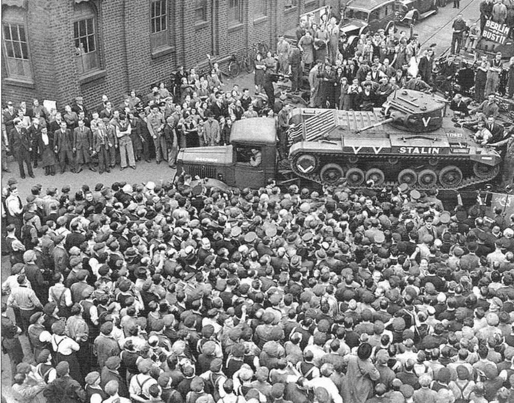 Митинг на фирме Birminghem Railway Carriage 28 сентября 1941 г. Первый танк Valentine с надписью «Stalin» отправляется по ленд-лизу в СССР