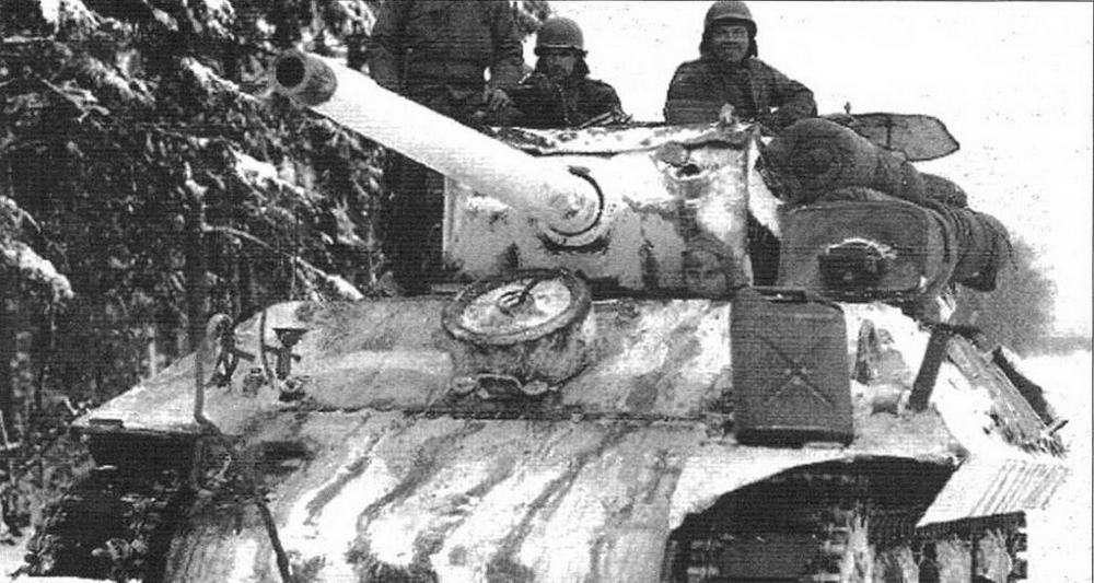 Американская САУ М10 в белом камуфляже. Западный фронт, Ардены, декабрь 1944 г.