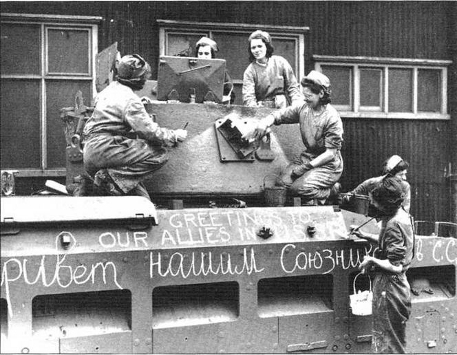 Цех фирмы North British Locomotive. На корпусе танка Matilda лозунг — «Привет нашим союзникам в СССР !». 1941 г.