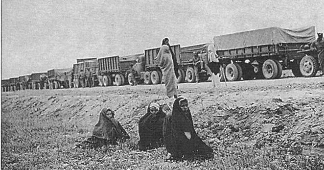 Южное направление поставок по ленд-лизу. Колонна грузовых автомобилей Studebaker проходит через Иран. 1942 г.