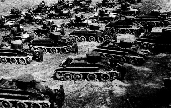 Танки механизированной бригады имени К. Б. Калиновского перед тактическими занятиями. 1933 год. На заднем плане видны двухбашенные танки Т-26.