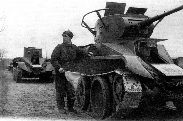 БТ-5 и БТ-2 из 5-го механизированного корпуса имени К. Б. Калиновского. Московский военный округ. 1935 год.