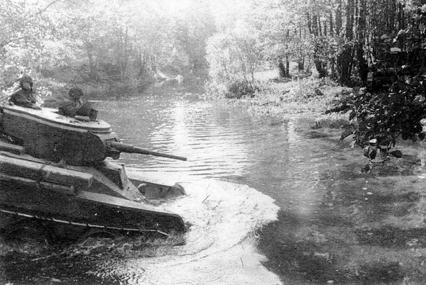 БТ-5 преодолевает вброд водную преграду. Манёвры Белорусского военного округа. 1935 год.
