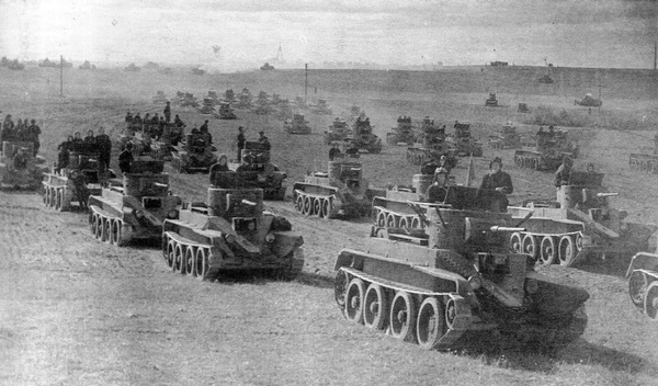 Танки 45-го механизированного корпуса на Киевских манёврах. 1935 год.